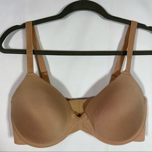 Just Be, Bra. Size 38D. In like new condition!